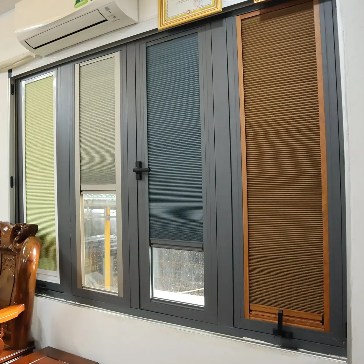 Çiftlik ofis cephesi — braketli plise perde, güneş kontrolü, dimout